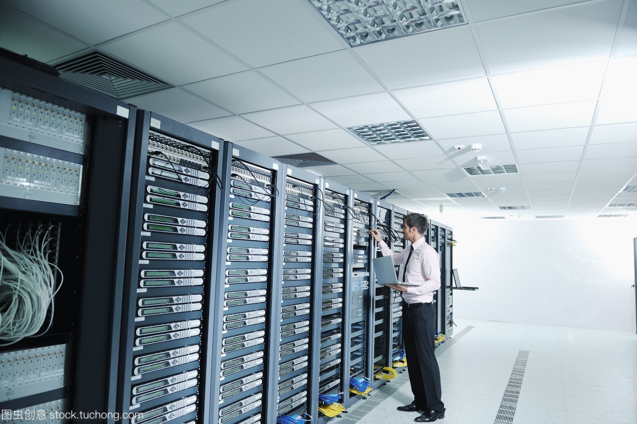 數(shù)字脈絡 青年工程師與鋁薄筆記本在服務器叢林的交響